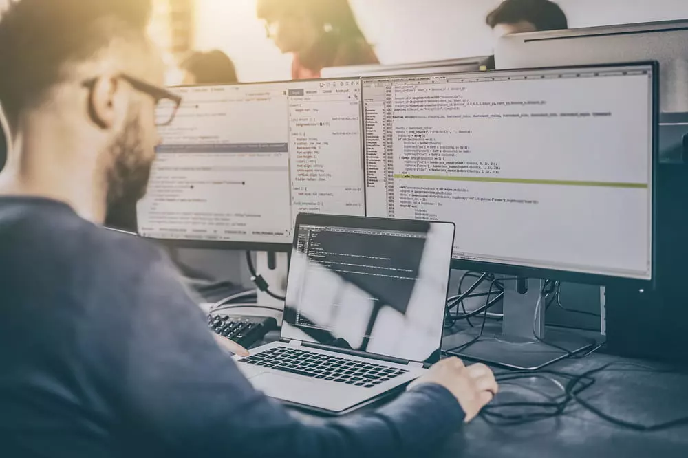Inżynier SystemSmart pracujący nad integracją danych przemysłowych